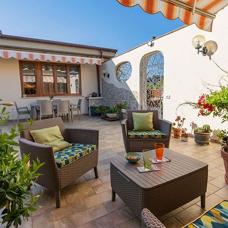 Sunny Courtyard Lägenhet Piombino Exteriör bild