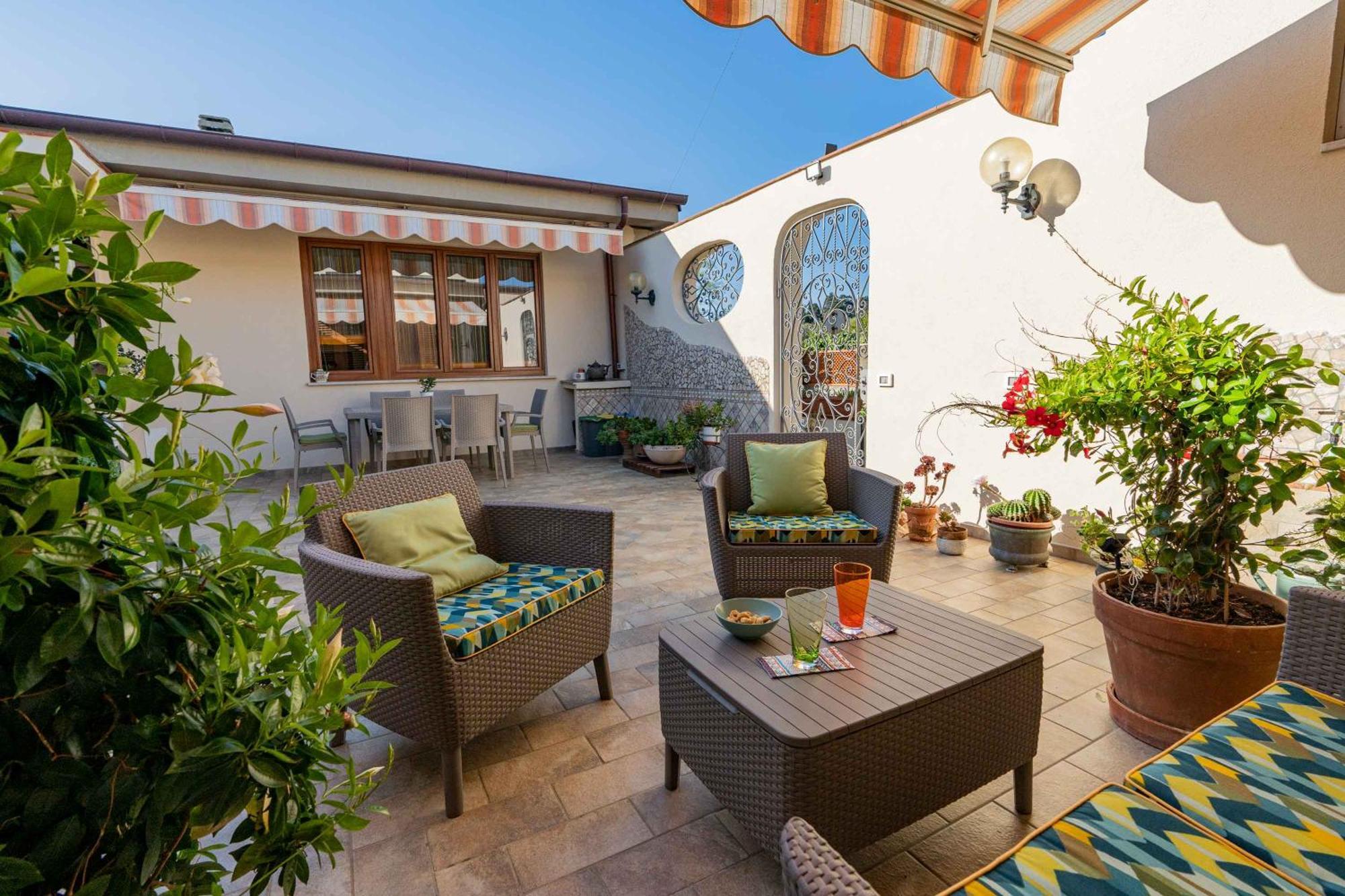 Sunny Courtyard Lägenhet Piombino Exteriör bild